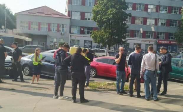 ЧП в центре Харькова: женщину подстрелили и угнали авто с деньгами, видео с места событий