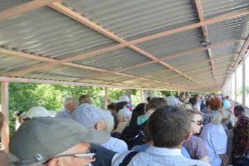 "Они нас всех перебьют": жители Донбасса пошли на штурм украинской границы, известно о первых жертвах