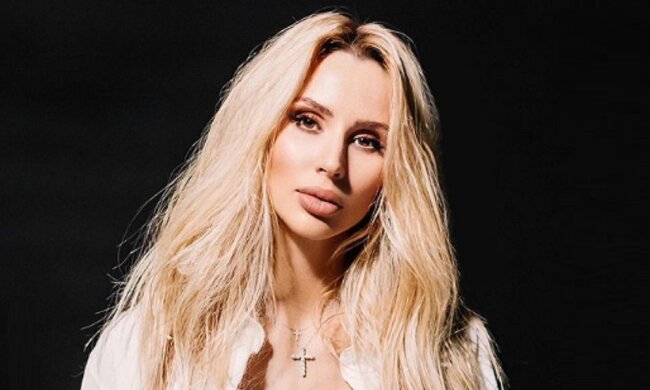 Обольстительная Лобода не успела прикрыть декольте, черное кружево спустилось слишком низко: "завораживает"