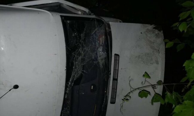 Маршрутка с людьми попала в жуткую аварию на украинской трассе, фото: "Обгонял фуру и..."