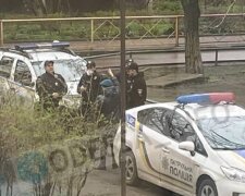 Бездиханне тіло знайдено під під'їздом будинку в Одесі: перші кадри трагедії