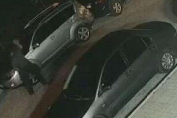 Машини дніпрян атакують хулігани, кадри: "Б'ють камінням лобове скло і..."