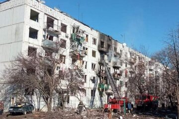 Россия обстреляла многоэтажку под Харьковом, ребенок не выжил: заявление ГСЧС