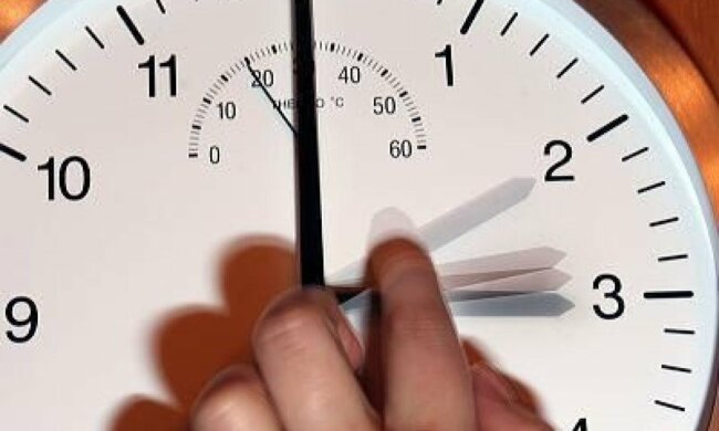 Переведення годинника на зимовий час: українців приголомшили новим рішенням