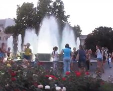 "Моря мало?": в Одесі чоловік влаштував заплив у фонтані, відео