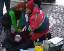 Життя львів'янина обірвалося посеред вулиці, лікарів звинувачують у бездіяльності: кадри трагедії