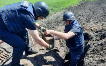 Харків'янин на власному городі знайшов 163 снаряди, кадри: злетілися рятувальники