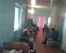 "Збережи, Господи": пацієнти лежать на підлозі в лікарні на Луганщині, кадри