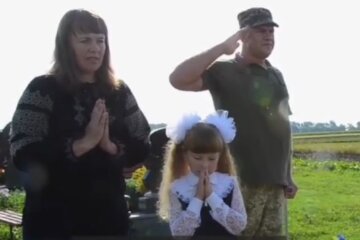 Дочку павшего украинского Героя в 1-й класс отвел его побратим, кадры: "Хотела, чтобы папа повел, но..."