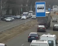 Авария с полицейским авто попала на видео: в центре Днепра образовалась пробка