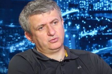 Зрозуміло, що Росія поводиться неправильно, але й Україна діє не як країна, яка знаходиться в смертельній небезпеці, - Романенко
