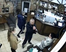 «Отрежу голову нах»: друг Кивы набросился на женщин в ресторане, появилось видео атаки