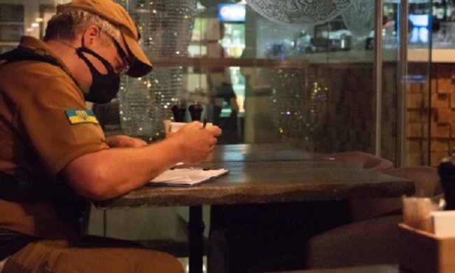 В Киеве массово закрывают заведения, полиция вышла на охоту: что происходит