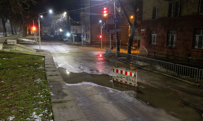 Земля пішла під воду в центрі Дніпра, фото: "має приховану небезпеку"