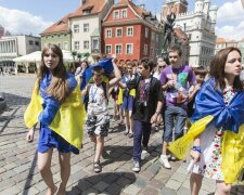 Українці влаштували «дикі танці» на кордоні з Польщею: вражаюче відео