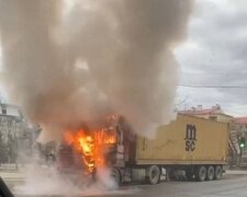 Грузовик  вспыхнул во время движения под Одессой: кадры пожара и что известно о пострадавших