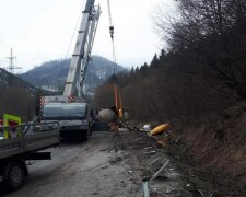 Вантажівка з бітумною емульсією перекинулася на Львівщині, заява Держекоінспекції: "Cтановить небезпеку для..."