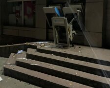 Під Києвом підірвали і пограбували банкомати, фото: "вкрали касети з грошима і..."