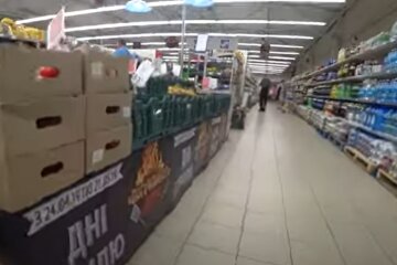 В Киеве человек в форме ударил и повалил на пол женщину: перепалка с дракой попали на видео