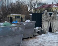 Статую "Діви Марії" залишили біля сміттєвих баків у Києві: гнітючі кадри