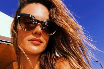 Соблазнительный ангел Victoria’s Secret изумила видом в мокром бикини: "Поцелованная солнцем"