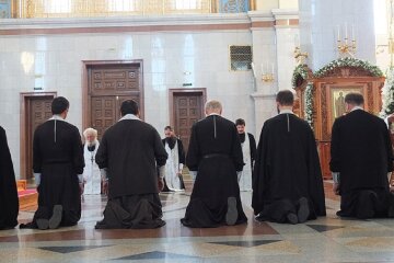 священники