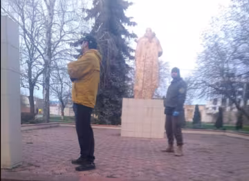 Мужчин застали за нехорошим занятием возле памятника воинам ВОВ под Одессой: появились кадры