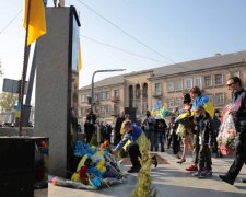 Вандалы осквернили памятник героям АТО, фото: дополнили Лениным