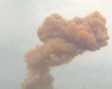 "Не виходьте з укриттів!": після авіаудару по Сєвєродонецьку над містом стовп помаранчевого диму, деталі