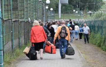Сотні українців опинилися у "пастці" на кордоні з Польщею, що відбувається: «Вже 12 годин без їжі та води...»