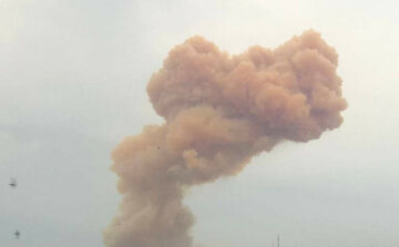 "Не виходьте з укриттів!": після авіаудару по Сєвєродонецьку над містом стовп помаранчевого диму, деталі