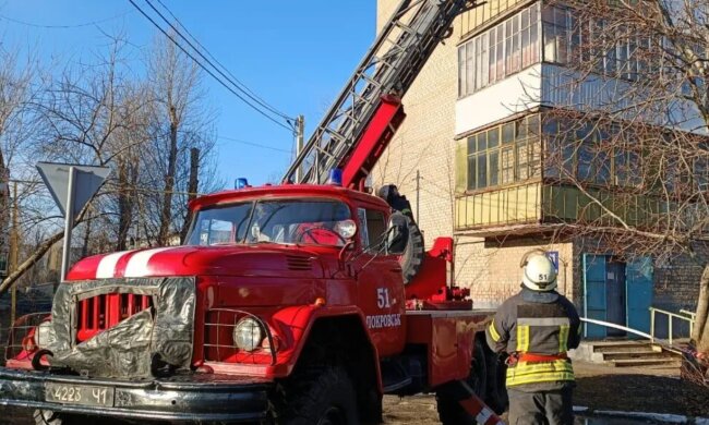 Вибух пролунав у багатоповерхівці, вниз полетіли уламки вікон: фото з місця НП
