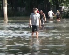 Будинки і дороги затоплені: Крим потопає в опадах, почалася евакуація жителів