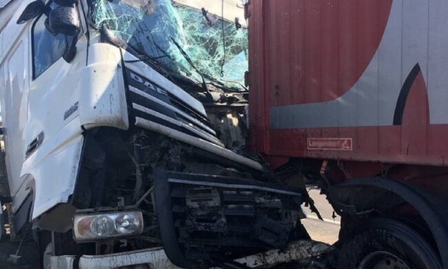 Масштабная авария с фурами в Одессе: первые кадры жуткого ДТП