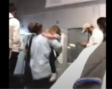 Иностранцы застряли в аэропорту Одессы, видео: "дети плачут, а люди спят на полу"
