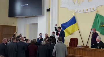 Драка разразилась в Горсовете Харькова: депутата вынесли из-за трибуны под возгласы "ганьба", видео