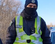 Приехал угомонить разборки: под Одессой мужчина избил палкой полицейского