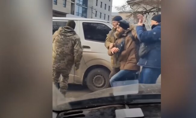 У Харкові чоловіки у військовій формі силоміць заштовхали хлопця у "бус"