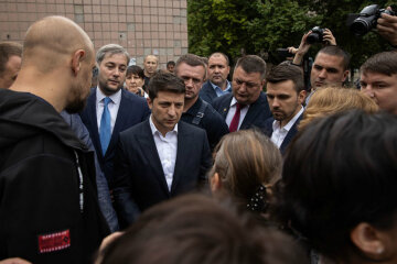 Зеленского окружила озверевшая толпа, началась страшная давка: «Дайте воздух!», видео ЧП