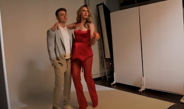 Екі орыс қызы еріксіз жалап