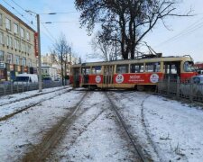 В Харькове трамвай сошел с рельсов и врезался в забор: "пассажиры серьезно пострадали"