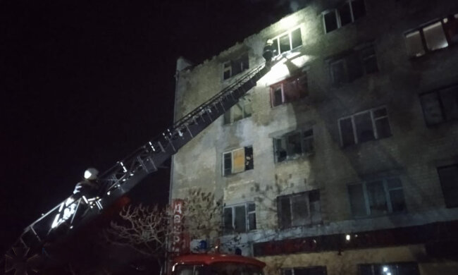 Вогонь охопив гуртожиток, діти опинилися всередині: фото і що відомо