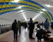 Мужчина упал в обморок прямо в метро Харькова, кадры: полиция сделала все возможное