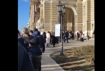 Одесситы "штурмуют" театры, огромные очереди выстроились перед входом: видео ажиотажа