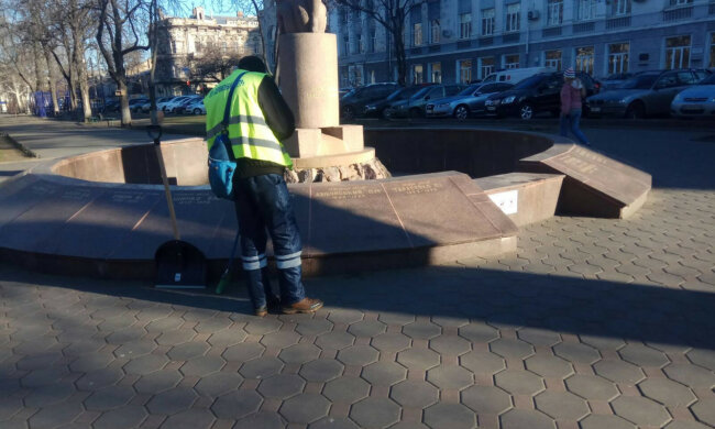 Вандали познущалися над родину пам'ятниками в Одесі: кадри свавілля