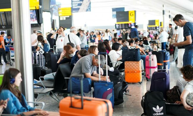 Більше сотні тисяч українцям закрили шлях за кордон: що сталося, подробиці