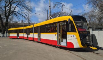 В Одессе атаковали новый трамвай, кадры: "водитель испугался и..."