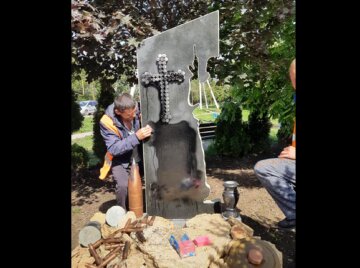 Женщина осквернила памятник героям АТО и засветилась на камеру: делом будут заниматься СБУ и полиция