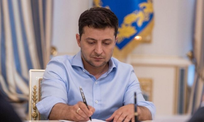 Зеленский внес новый скандальный закон, что грозит украинцам: "любого могут на 6 месяцев..."