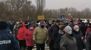 У людей урвався терпець, перекрита траса Київ-Харків: кадри масштабного бунту